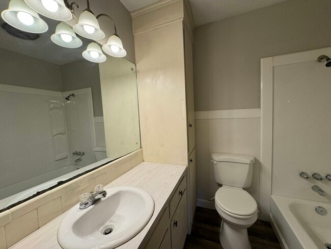 Building Photo - 1936 Longwood Dr