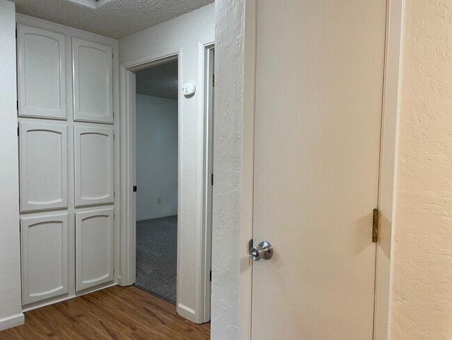 Building Photo - Spacious 3 Bed 2 Bath Home-Located on a Corner Lot in Quiet Neighborhhood
