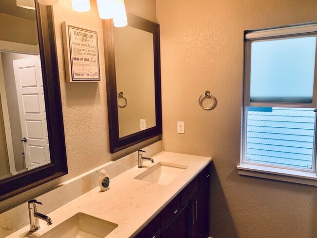 Building Photo - $2828 | 6BR/4BR | Fully Furnished Home in ...