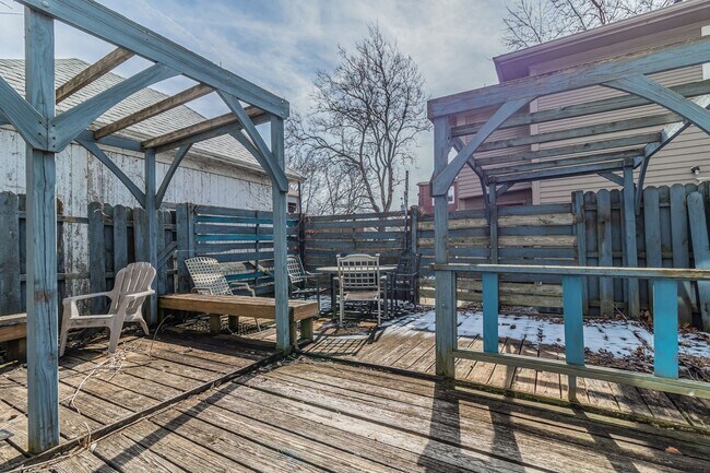 Building Photo - 5 bedroom, 2 bath home, close to U of I, MTD lines, local shopping & dining!! - Available August ...