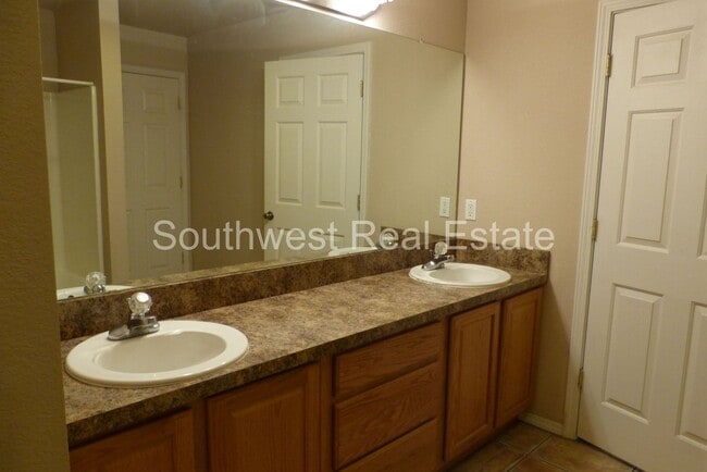 Building Photo - 2 bedroom 2 bath home.
