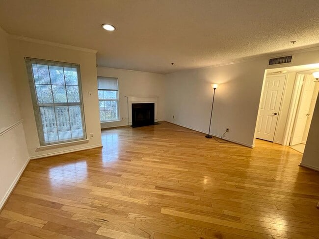 Building Photo - 1524 Lincoln Way