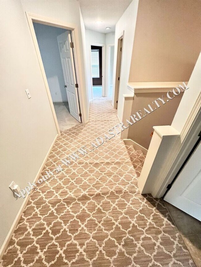 Building Photo - MOVE IN SPECIAL!! Beautiful 4 Bed/4 Bath H...