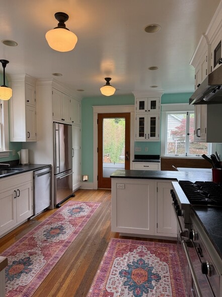 Building Photo - 4534 Thackeray Pl NE