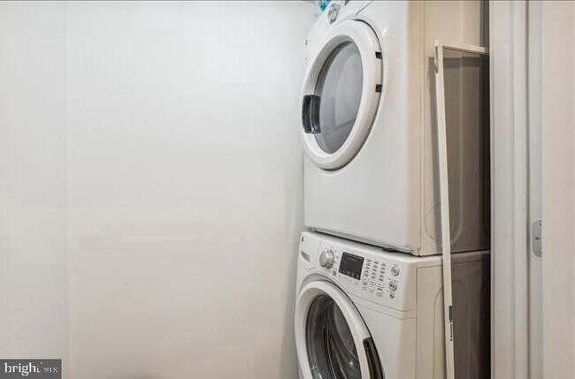 Building Photo - 1340 Nicholson St NW