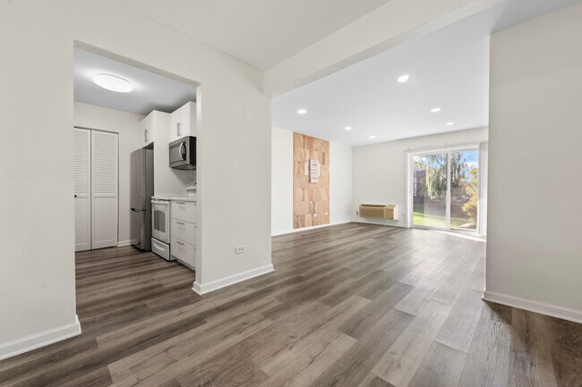 Building Photo - 900 N Lakeside Dr