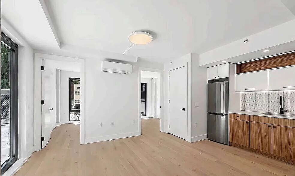 Building Photo - 60 W 125th St