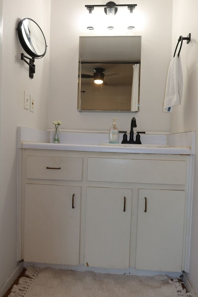 Building Photo - Hyde Park Country Condo - Furnished - 1BD/1BA - Covered Parking -Close to Everything