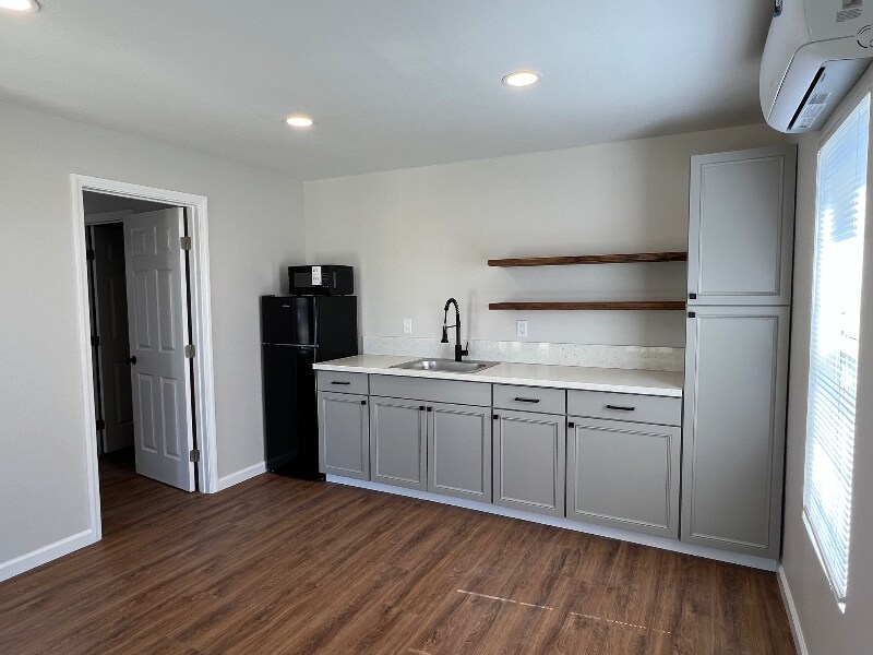 Building Photo - 558 Hicks Ln