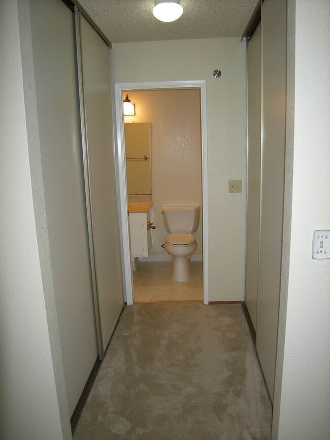 Building Photo - Lovely duet with easy access to shopping a...