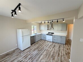 Building Photo - 537 W Crescent Dr