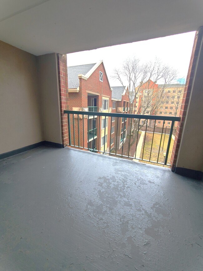 Building Photo - 1 S Point Dr