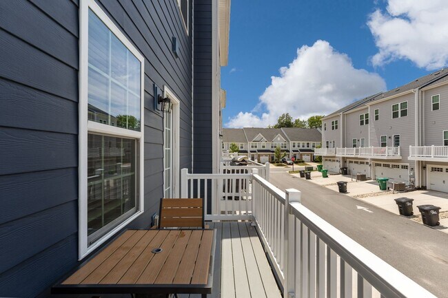 Building Photo - Luxurious three-story townhome with owner's suite and high-end finishes