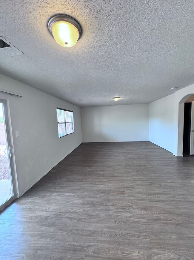 Building Photo - 4 bedroom 2.5 bath home-New Flooring