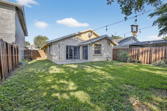 Building Photo - 581 Lakeside Cir