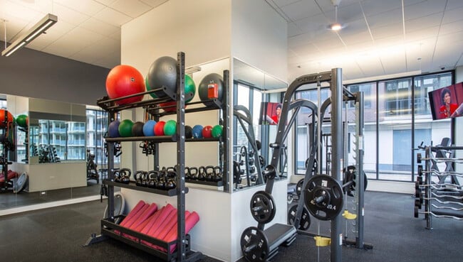 Building Photo - 637 N Wells St