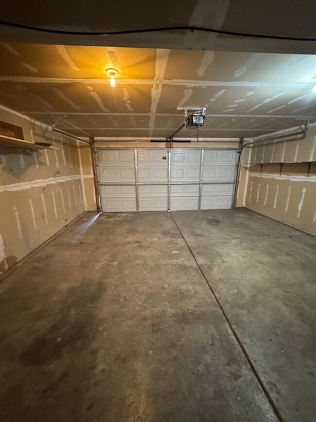 Building Photo - Sunshine & Savings: 2 Weeks Rent Free & $1...