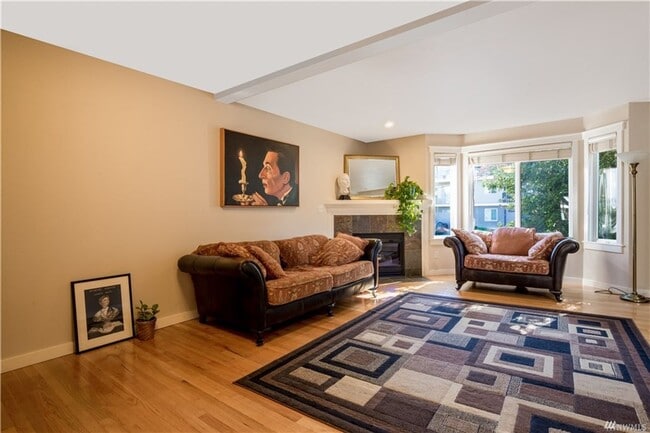 Building Photo - 3 bd 3 bath townhouse close to SPU