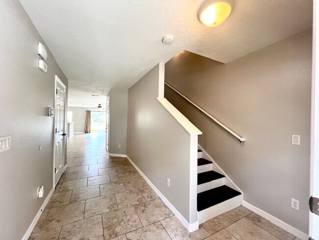 Building Photo - OVIEDO/UCF RENTAL! Wonderful 3 bd 2.5 bath corner unit townhome! 1 CAR ATTACHED GARAGE!NO CARPET!...