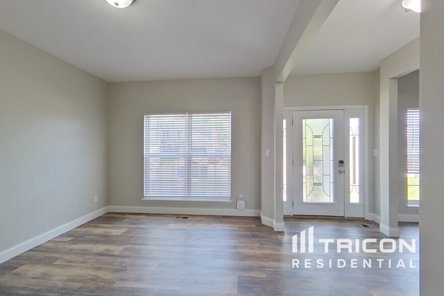 Building Photo - 218 Roxbury Dr