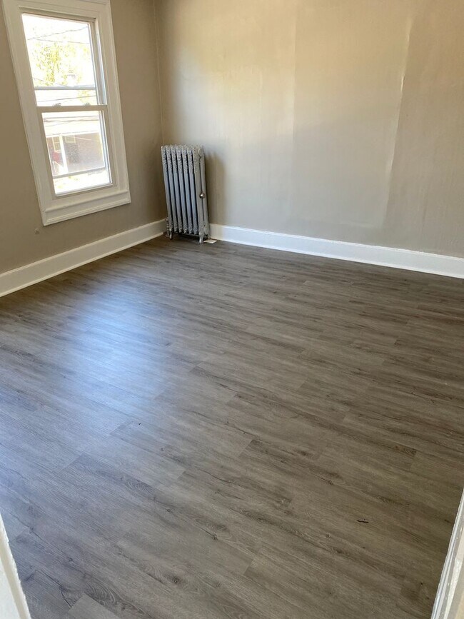 Building Photo - 3 BR, 1 BA House