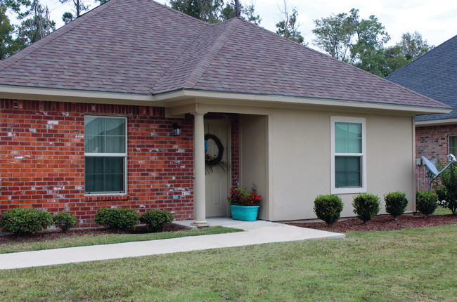 Primary Photo - Renoir Acres Estates Apartments