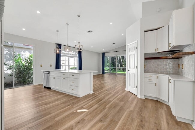 Building Photo - 3947 Redondo Way