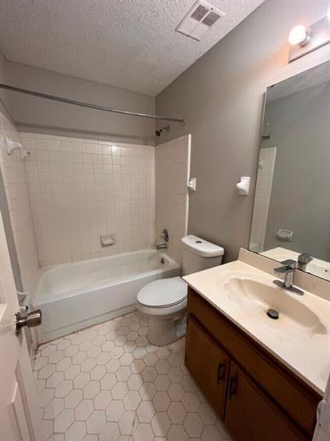 Building Photo - ~HALF OFF FIRST MONTH'S RENT~ Charming 3-Bedroom Home in Bartlett-Spacious & Move-In Ready!