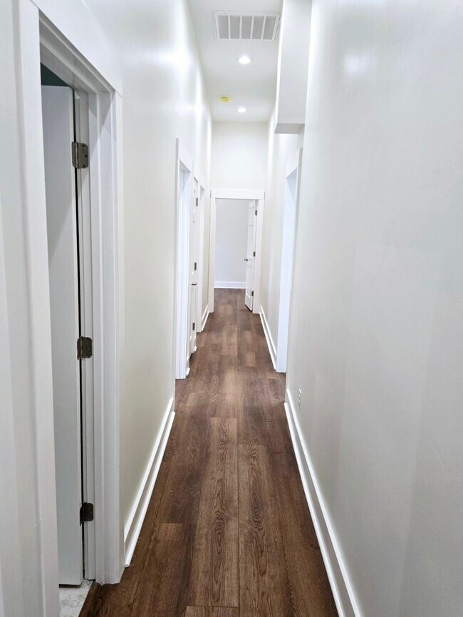 Building Photo - 308 N Joachim St