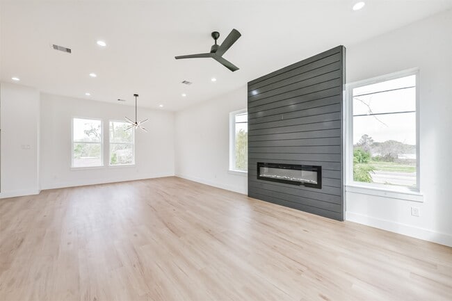 Building Photo - 3808 Ennis St