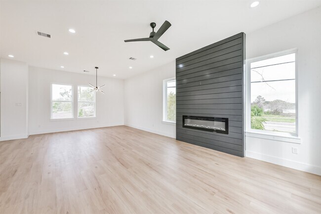 Building Photo - 3810 Ennis St