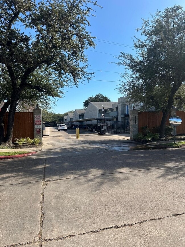 Building Photo - 9797 Leawood Blvd