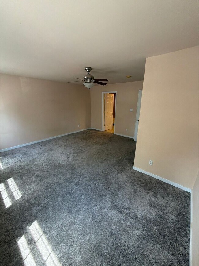 Building Photo - Large 3 Bedroom | 2.5 Bath in The Fan!