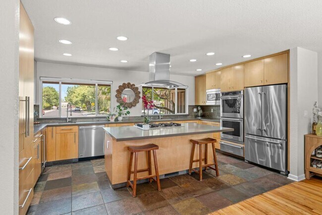 Building Photo - Stunning home located is sought after Northgate!