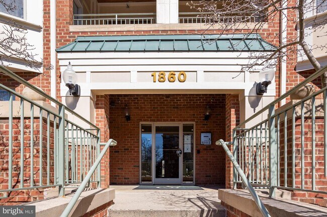 Building Photo - 1860 Stratford Park Pl