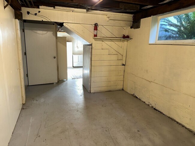 Building Photo - 2000+ sf home is in a great location, pet ...