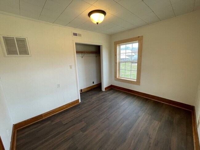 Building Photo - 555 Hopewell Rd