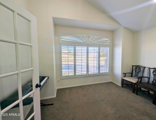 Building Photo - 242 S Sycamore Pl