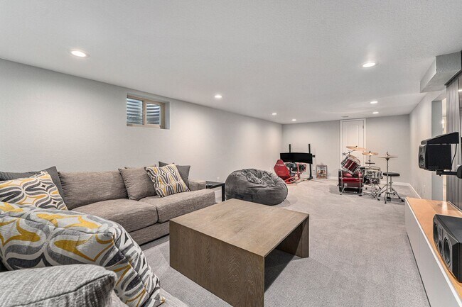 Building Photo - $500 OFF RENT!!!! STUNNING 5BD/3BA Home in...