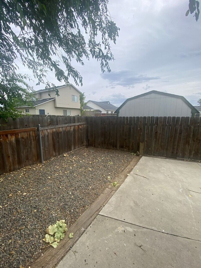 Building Photo - 3 Bed, 2 Bath,  Single Story, CUL-D-SAC Ho...