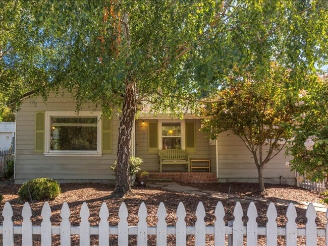 Primary Photo - Sunny & Bright Bungalow in King Estates