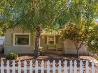 Building Photo - Sunny & Bright Bungalow in King Estates