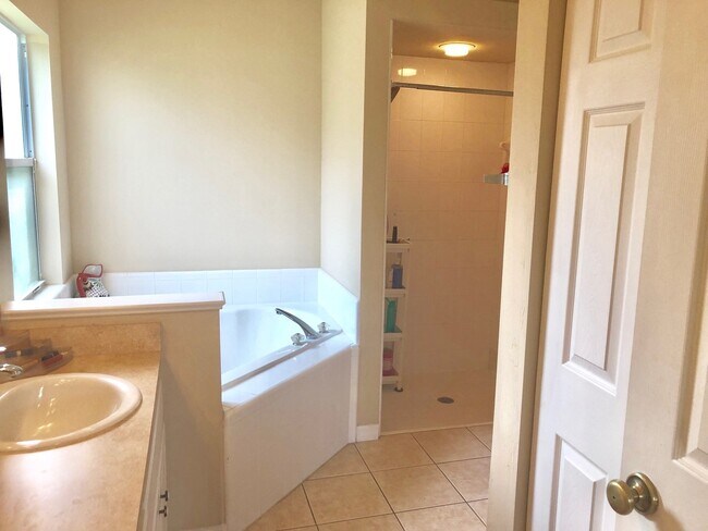 Building Photo - 4BR/2BA in Sorrento with large, fenced-in ...