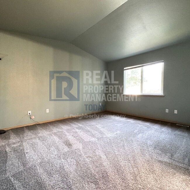 Building Photo - 4 Bedroom Home With A Huge Yard!