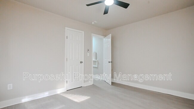 Building Photo - 2201 Glen Ellyn St