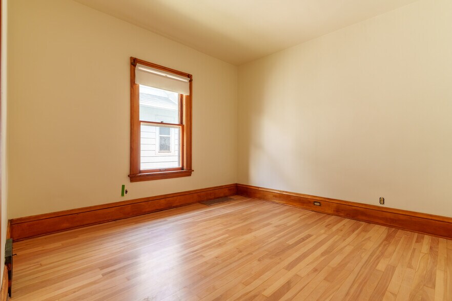 Building Photo - 824 5th St NE