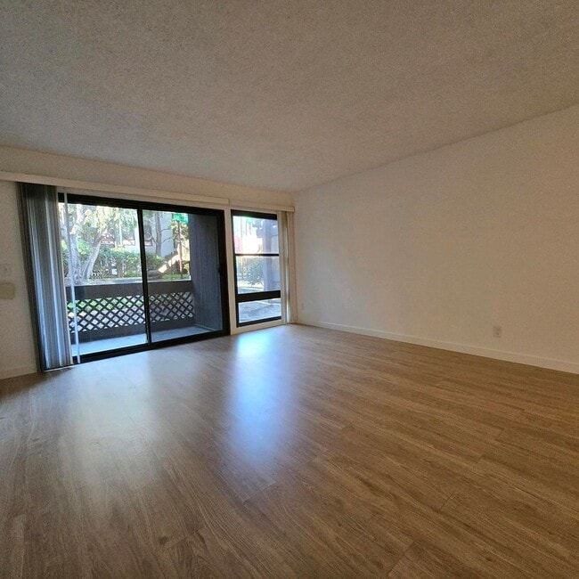 Building Photo - Playa Del Rey 1 bedroom apartment in Large outdoor community