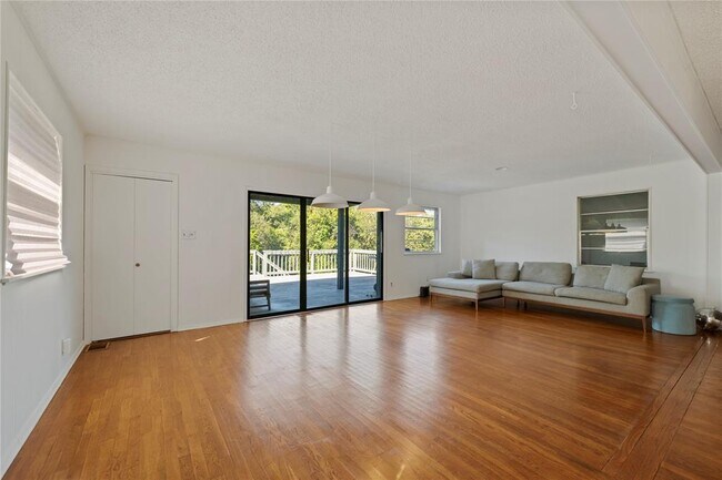 Building Photo - 402 Philco Dr