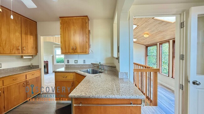Building Photo - Attractive Mid-Century Modern Dimond Distr...