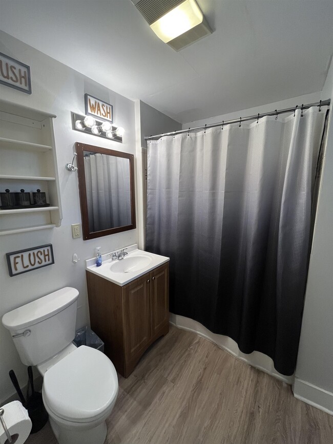 Building Photo - 486 Main St